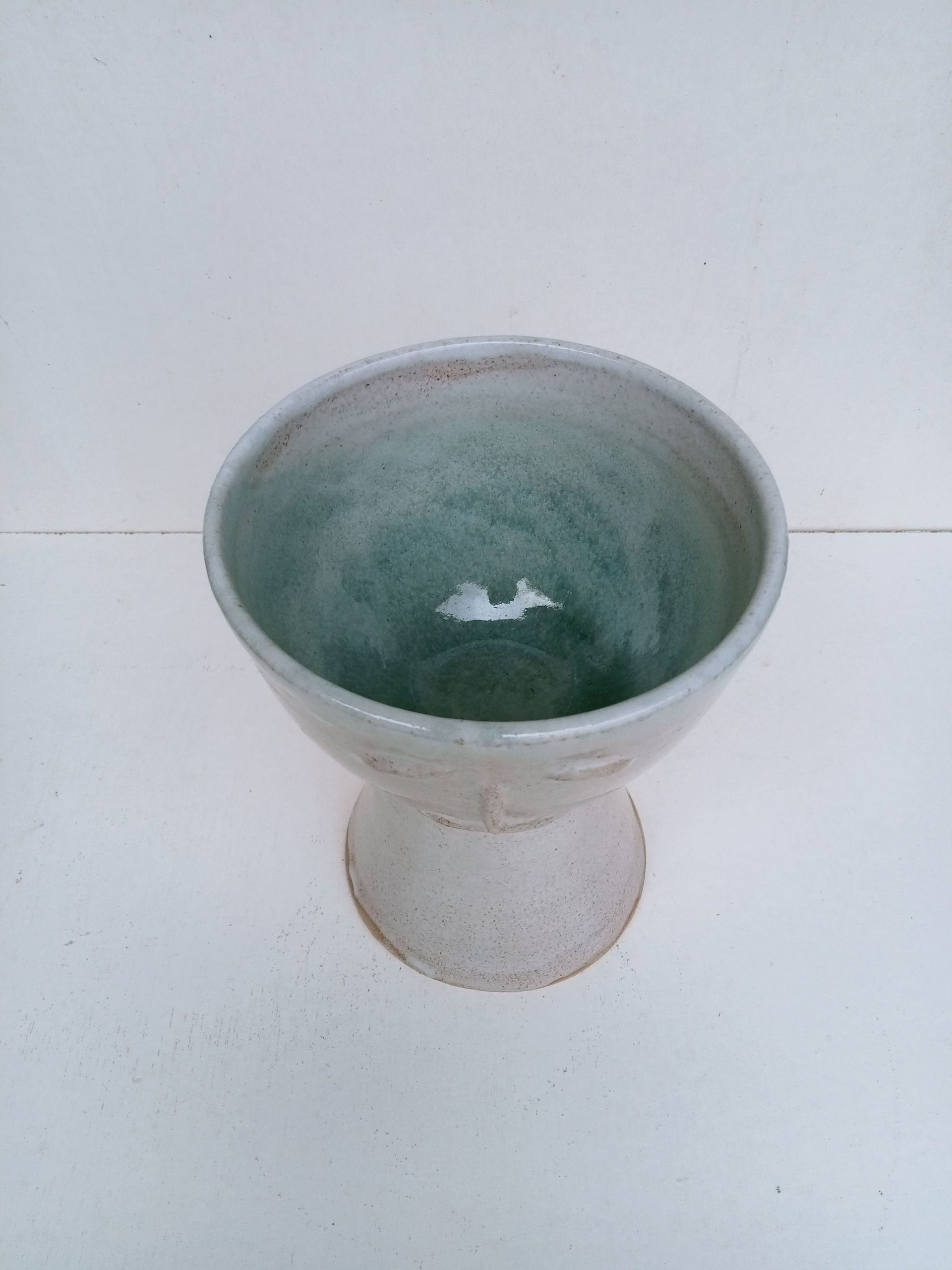 grand cache pot avec un visage dessus