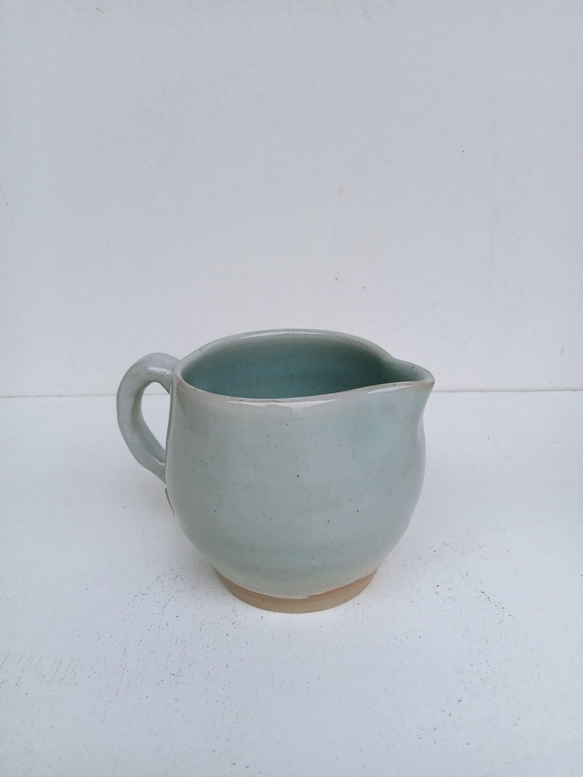 petit pot de lait bleu clair