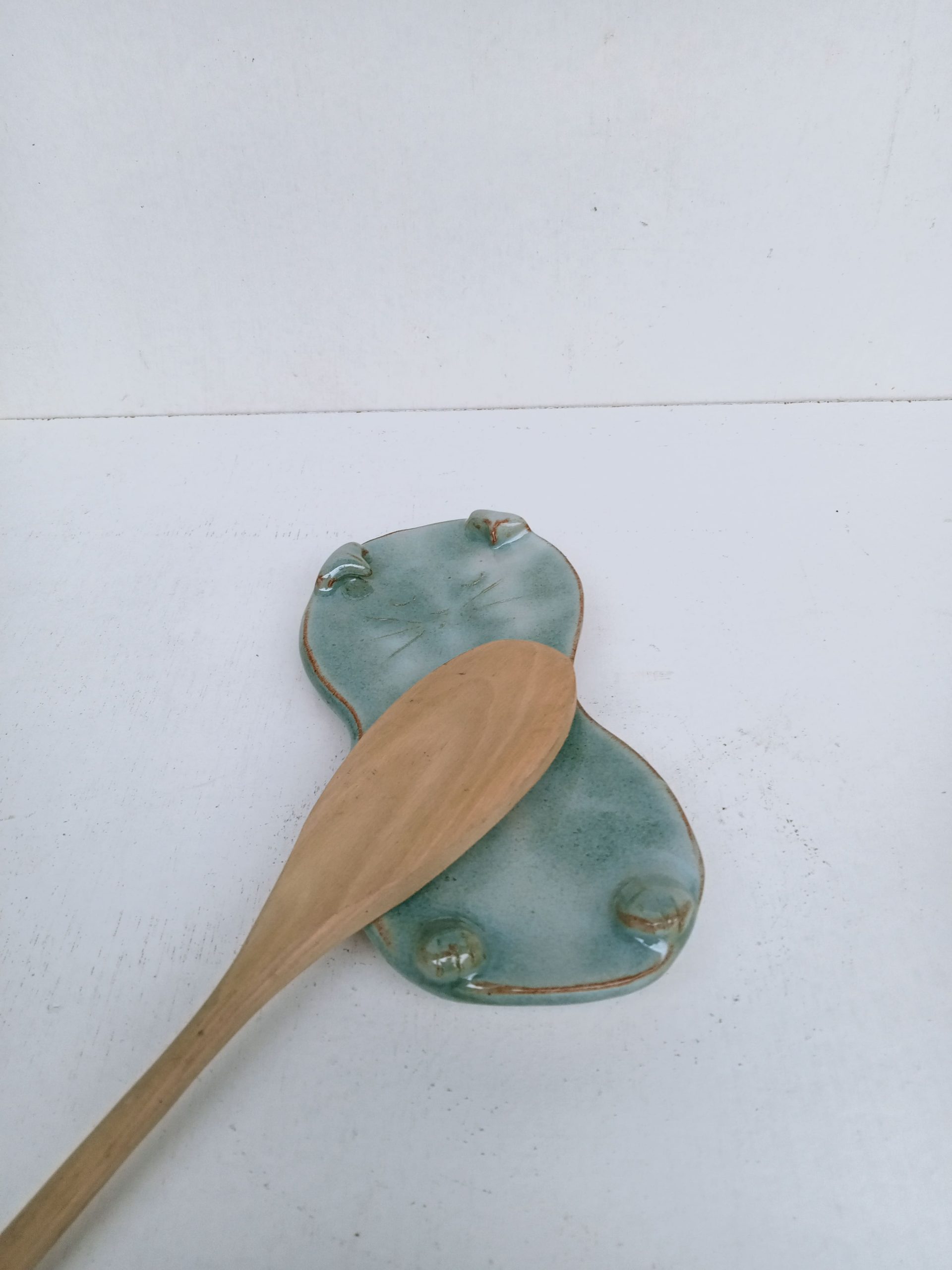 porte spatule en forme de chat vert d'eau