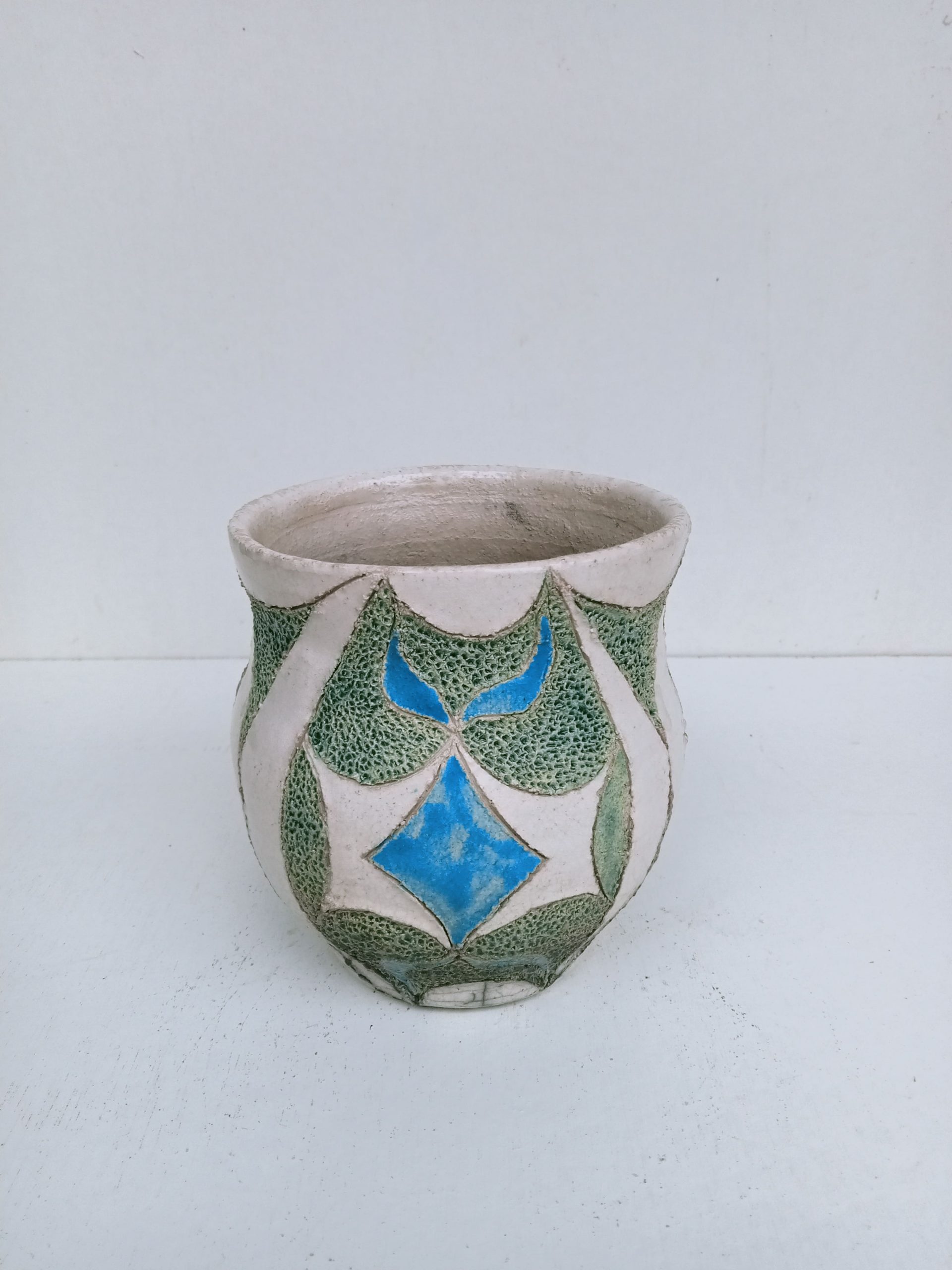 vase de couleur clair avec des motifs bleus et blancs