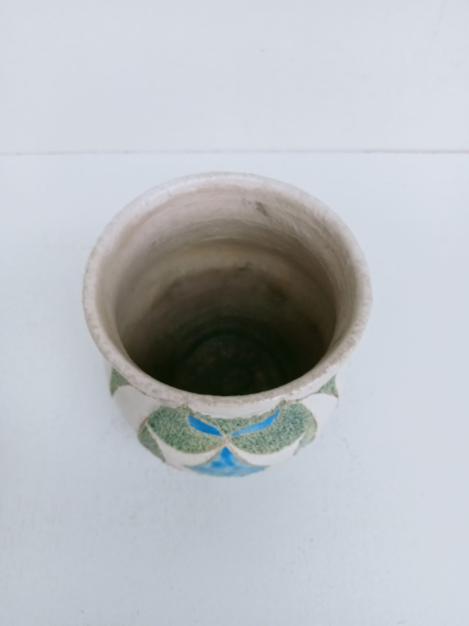 vase de couleur clair avec des motifs bleus et blancs