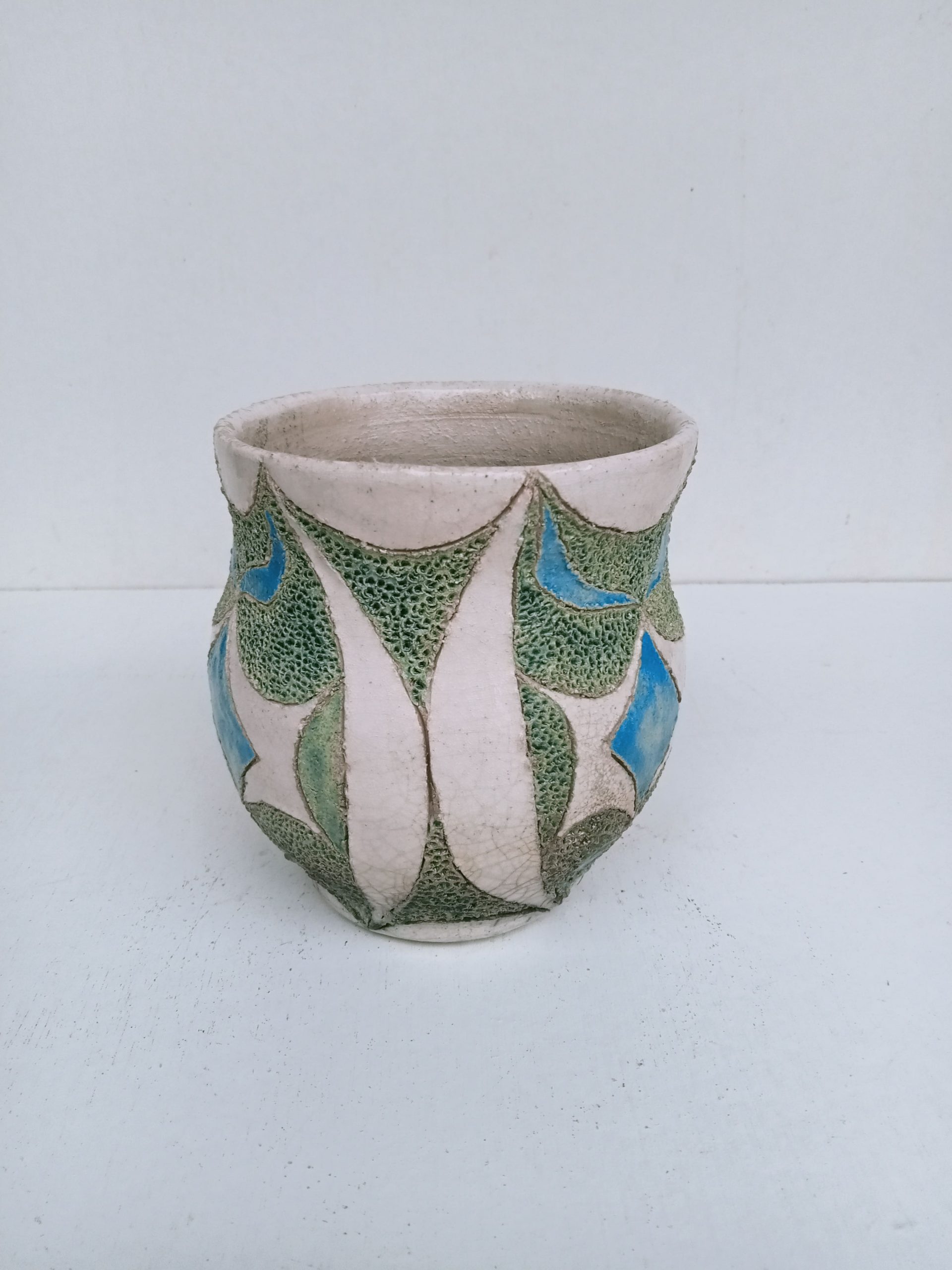 vase de couleur clair avec des motifs bleus et blancs