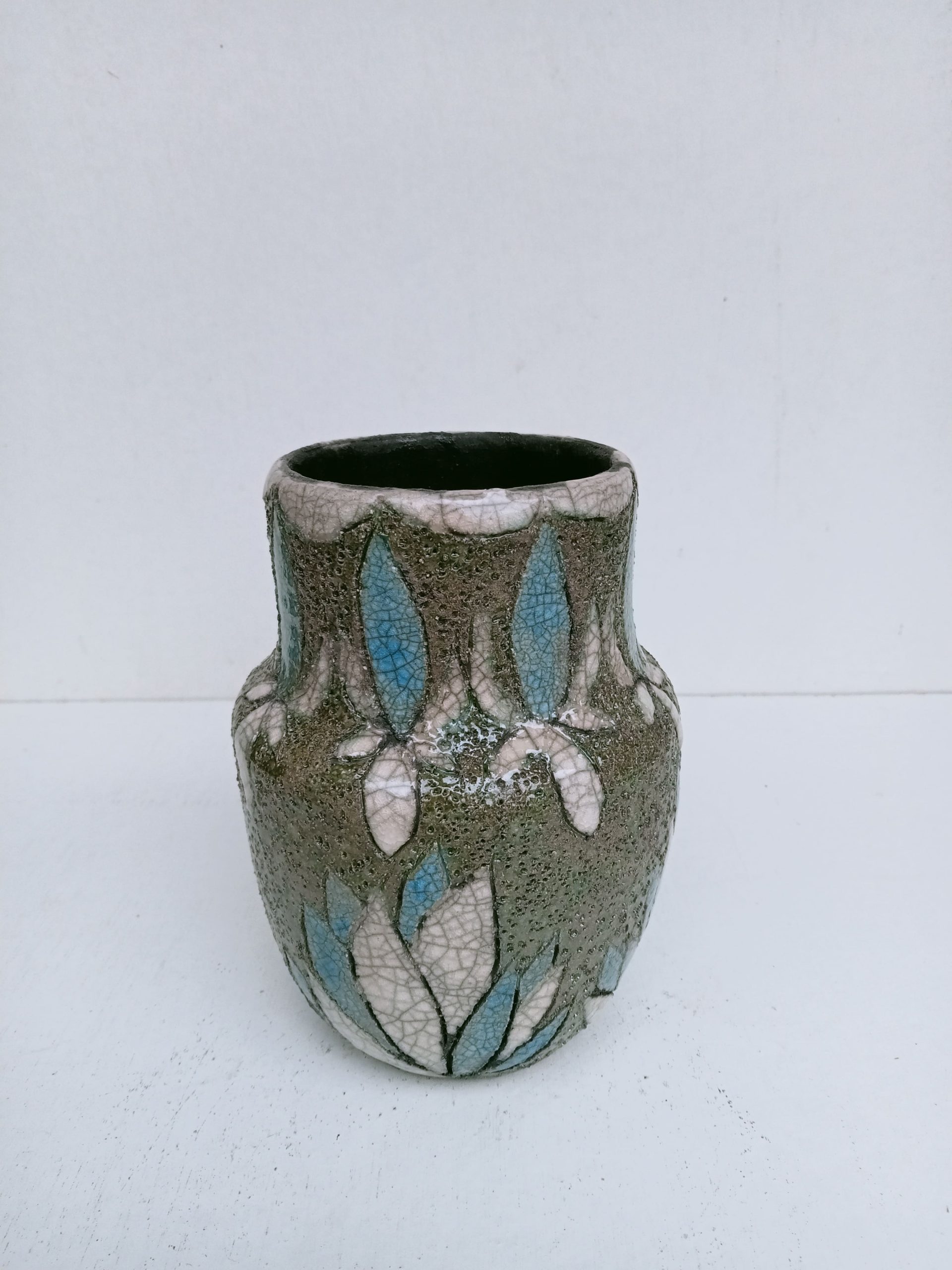 vase avec des motifs bleus et blancs