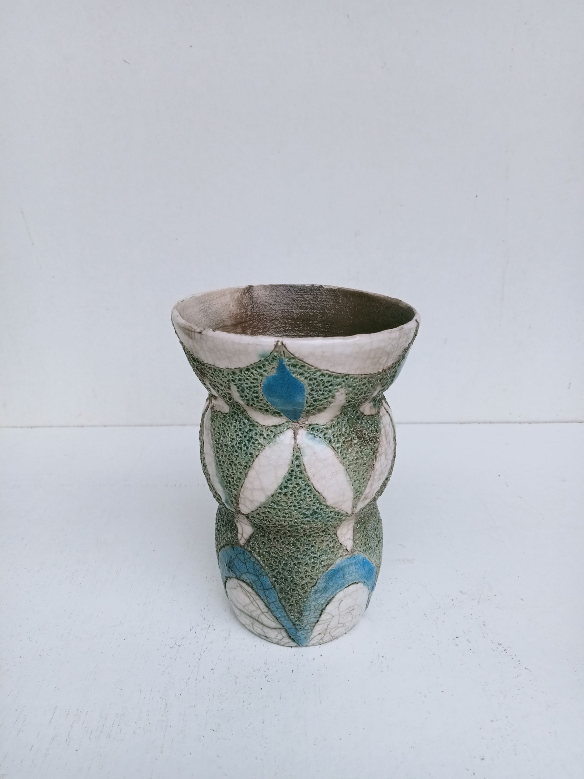 vase ondulé avec des motifs bleus et blancs