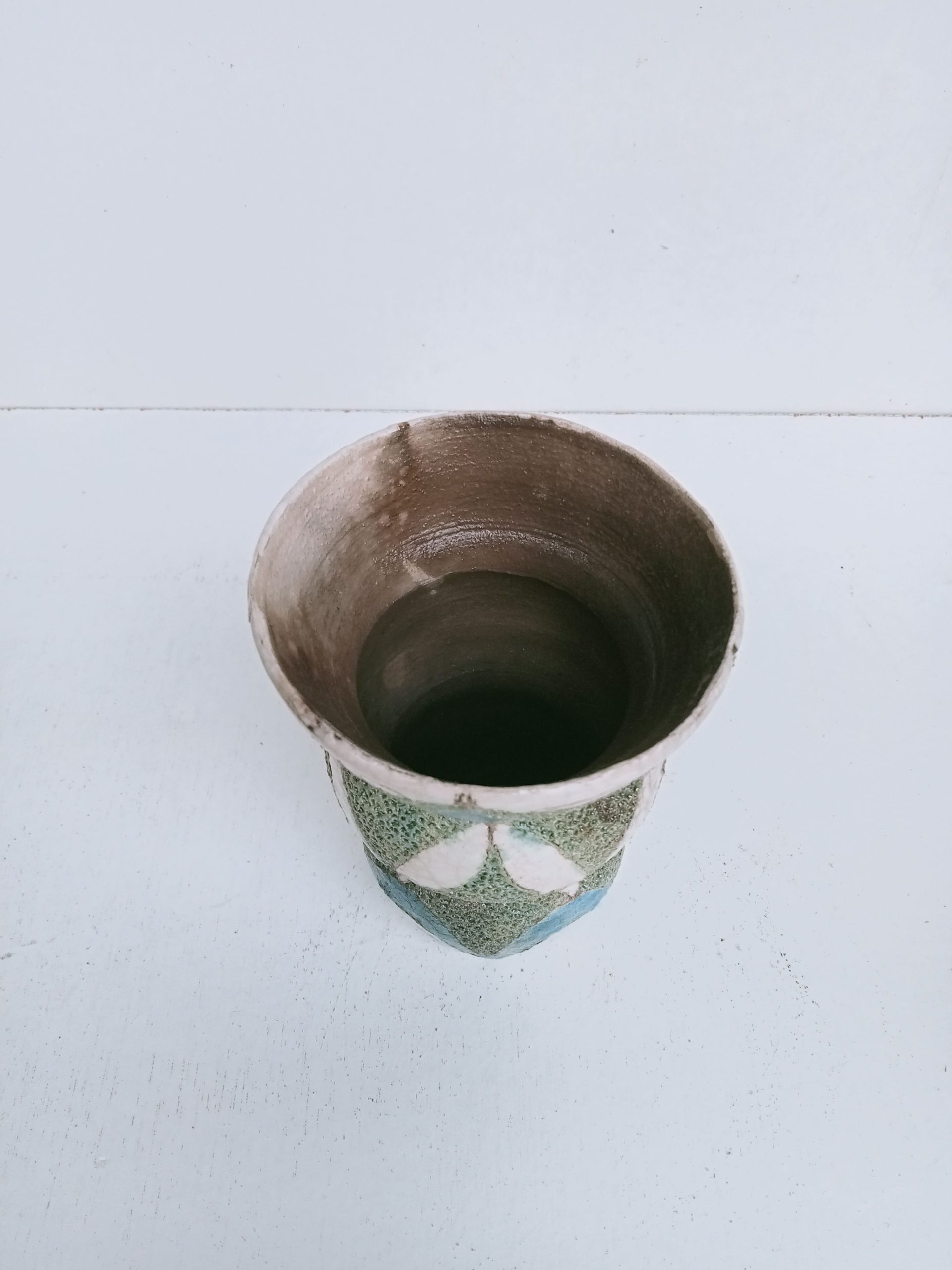 vase ondulé avec des motifs bleus et blancs