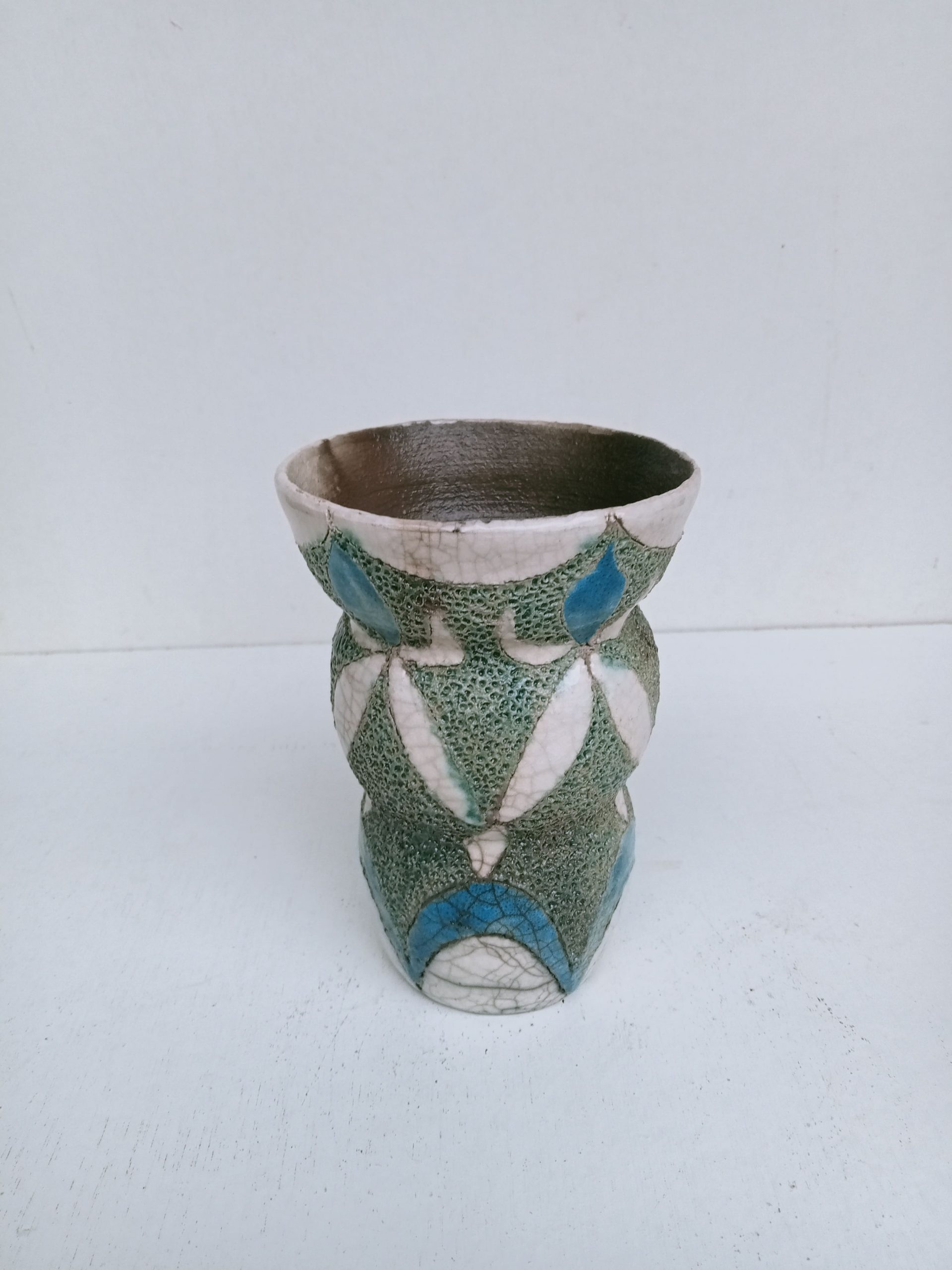 vase ondulé avec des motifs bleus et blancs
