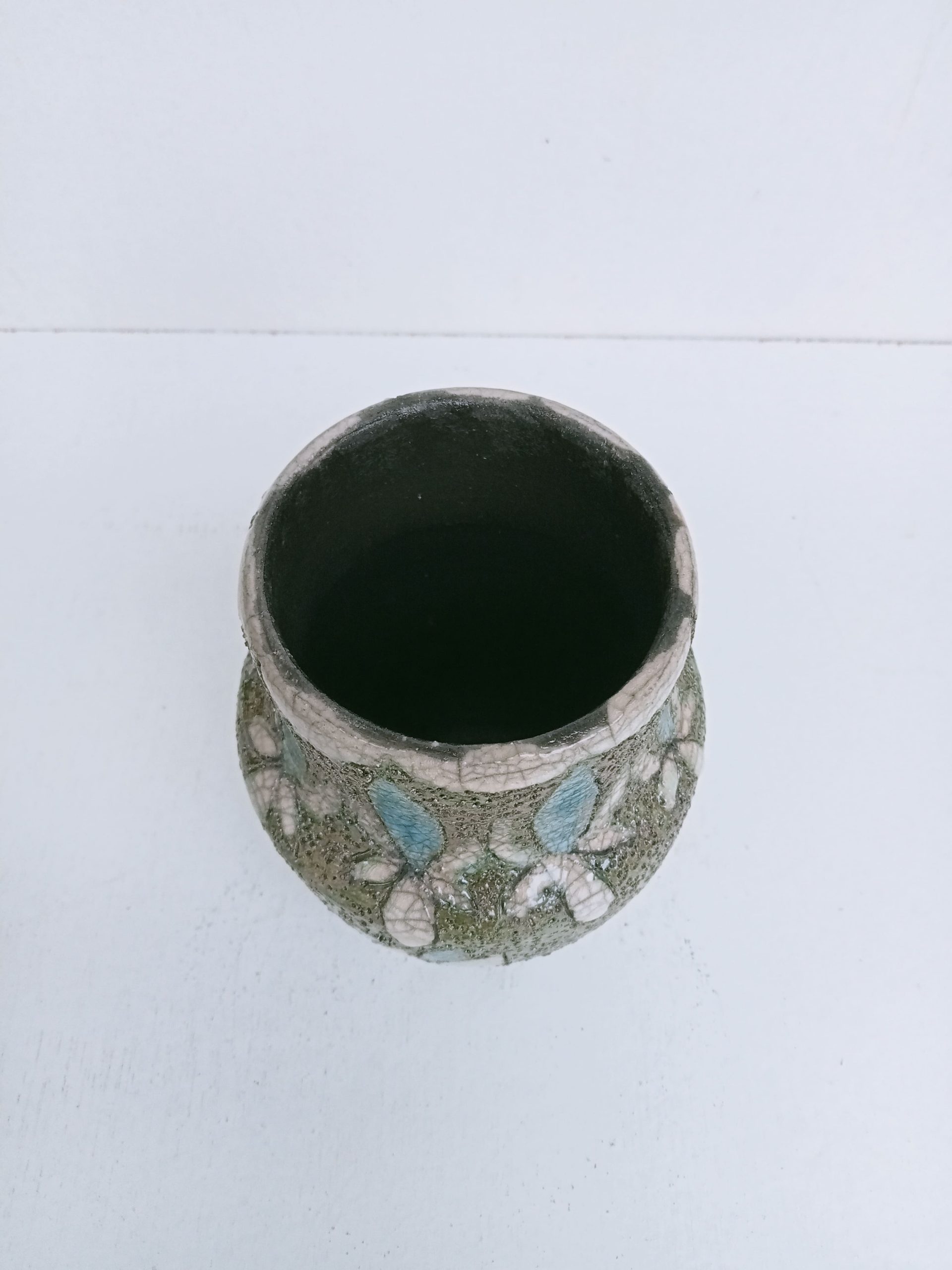 vase avec des motifs bleus et blancs