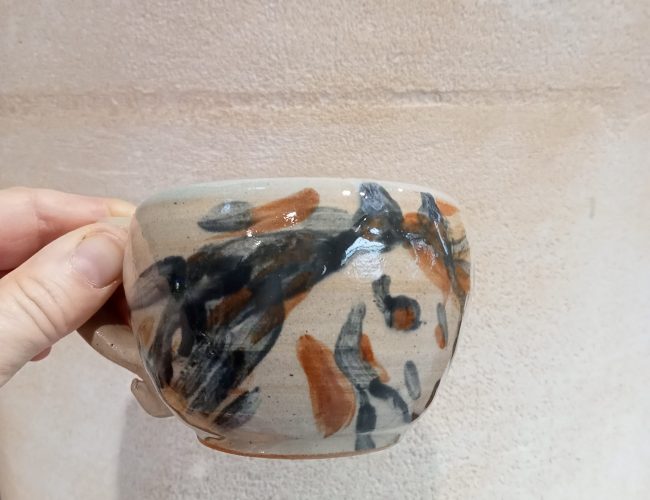 tasse avec un cheval peint dessus